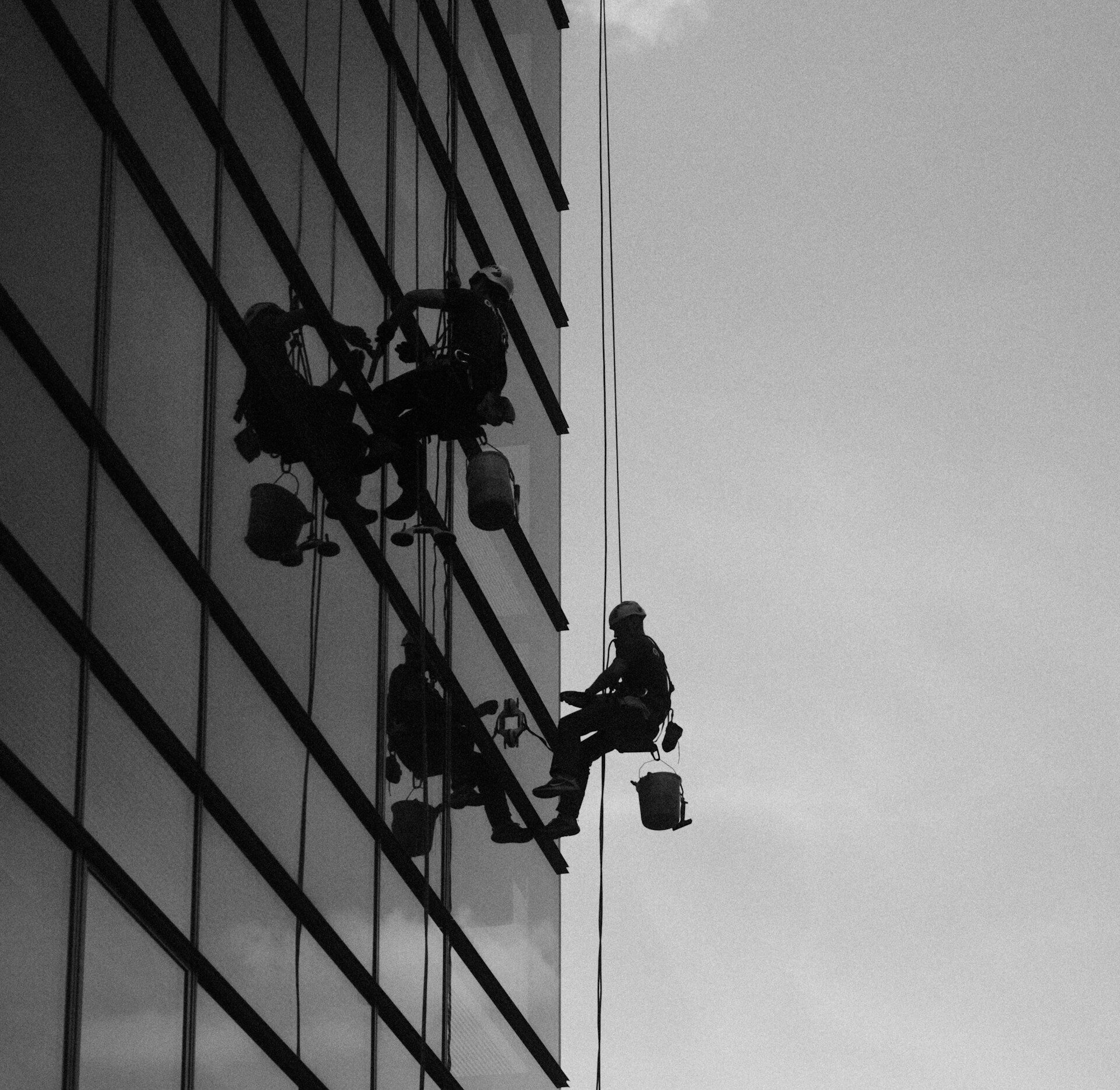 munkások ablakmosás közben a magasban